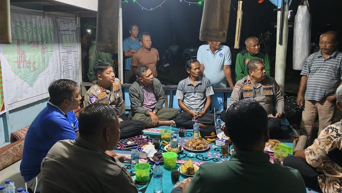 Polisi dan warga ronda jaga malam di Satkamling Sentajo Raya Kuansing, Kamis (18/9/2025).
