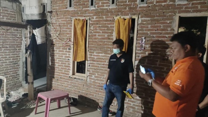 Polisi melakukan olah TKP penemuan mayat di Makassar.