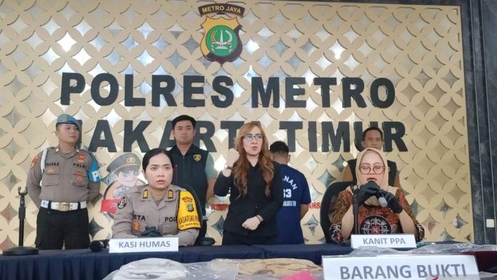 Polisi menangkap pria yang karena memperkosa keponakannya di Cilangkap Cipayung, Jaktim. Pelaku melakukan perbuatan bejat sejak Maret 2025 saat menginap di rumah korban. (Antara/Siti N)