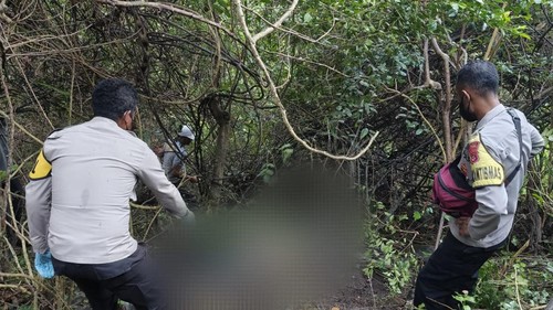 Polisi mengevakuasi jasad perempuan tanpa identitas yang ditemukan membusuk di sekitar Sungai Waemese, Kampung Rentung, Desa Goloropong, Kecamatan Satarmese Barat, Manggarai, NTT, Kamis (18/9/2025) (Dok. Polres Manggarai)
