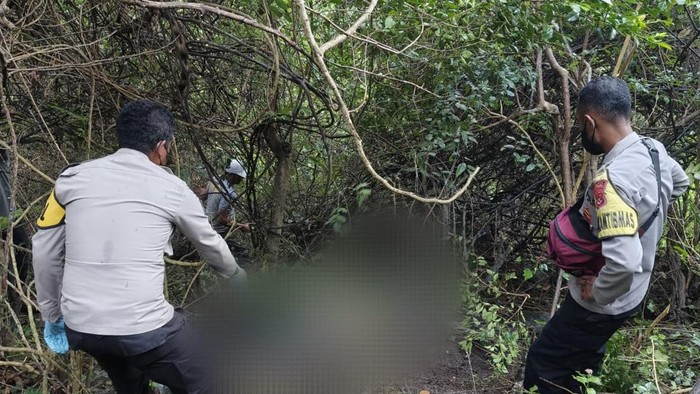 Polisi mengevakuasi jasad perempuan tanpa identitas yang ditemukan membusuk di sekitar Sungai Waemese, Kampung Rentung, Desa Goloropong, Kecamatan Satarmese Barat, Manggarai, NTT, Kamis (18/9/2025) (Dok. Polres Manggarai)