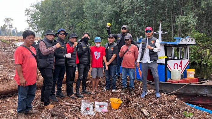 Polisi saat menangkap pelaku Fauzi (Kaor merah) pelaku pembunuhan di Bengkalis, Riau. (Dok Polres Bengkalis)