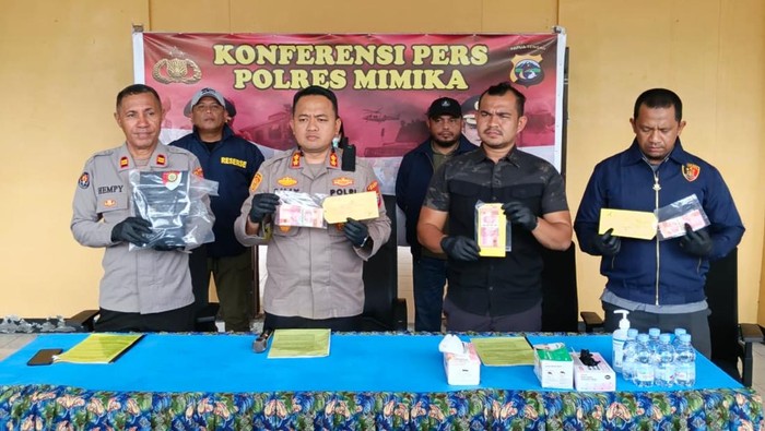 Wanita bernama Ayu Mayang Segara alias Mayang alias Karla (25) di Kabupaten Mimika, Papua Tengah, ditangkap gegara membayar minuman senilai Rp 699 ribu di kafe menggunakan uang palsu.