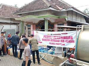 Polres Pasuruan Salurkan Air Bersih ke Desa Kekeringan