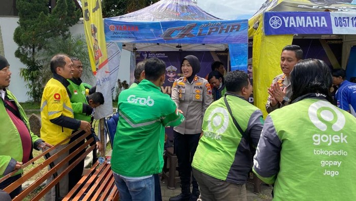 Polres Semarang saat menggelar servis kendaraan gratis bagi driver ojol di halaman Benteng Willem II Ungaran