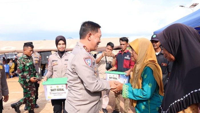 Korps Binmas Baharkam Polri menyelenggarakan bakti sosial dalam rangka memperingati 35 tahun Ikatan Keluarga Dhira Brata (IKDB) Alumni Akpol Angkatan 1990 di Perumahan Rempang Eco City, Sembulang, Galang, Batam, Kamis (18/9/2025).