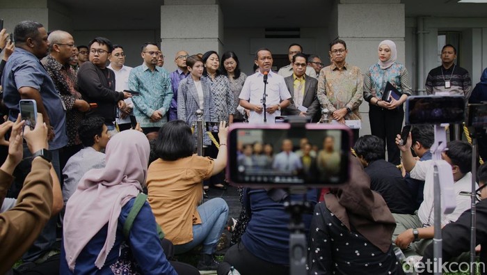 Potret Bahlil Ungkap SPBU Swasta Setuju Beli Pasokan dari Pertamina Menteri Energi dan Sumber Daya Mineral (ESDM) Bahlil Lahadalia memberikan pernyataan pers di kantor pusat ESDM, Jakarta, Jumat (19/9/2025). Bahlil memastikan SPBU swasta setuju menambah pasokan base fuel (bensin murni) dari Pertamina.