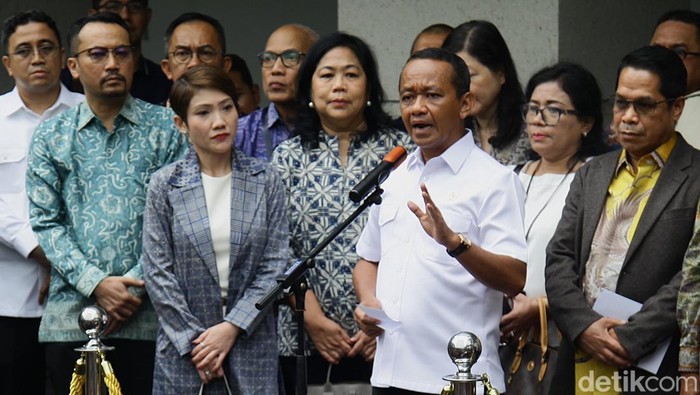 Menteri Energi dan Sumber Daya Mineral (ESDM) Bahlil Lahadalia memberikan pernyataan pers di kantor pusat ESDM, Jakarta, Jumat (19/9/2025). Bahlil memastikan SPBU swasta setuju menambah pasokan base fuel (bensin murni) dari Pertamina.