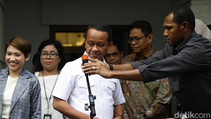 Potret Bahlil Ungkap SPBU Swasta Setuju Beli Pasokan dari Pertamina Menteri Energi dan Sumber Daya Mineral (ESDM) Bahlil Lahadalia memberikan pernyataan pers di kantor pusat ESDM, Jakarta, Jumat (19/9/2025). Bahlil memastikan SPBU swasta setuju menambah pasokan base fuel (bensin murni) dari Pertamina.