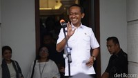 Menteri Energi dan Sumber Daya Mineral (ESDM) Bahlil Lahadalia menyapa awak media sebelum memberikan keterangan usai rapat bersama perwakilan SPBU swasta di Jakarta, Jumat (19/9/2025).