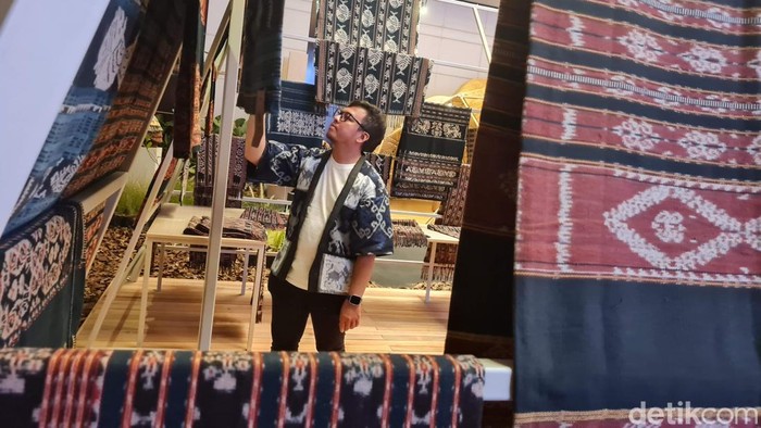 Potret Pameran Tenun NTT, Angkat Tradisi dan Filosofi Budaya Pengunjung mengamati deretan kain tenun ikat khas NTT yang dipamerkan di Menara Astra, Jakarta, Jumat (19/9/2025).
