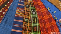 Tenun ikat dikenal dengan teknik pengikatan dan pewarnaan benang sebelum ditenun sehingga menghasilkan motif rumit nan indah.