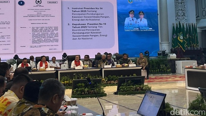 Rapat Konsolidasi Satgas Percepatan Operasional Koperasi Desa/Kelurahan Merah Putih di Sumut yang digelar di kantor Gubernur Sumut. (Foto: Finta Rahyuni/detikSumut)