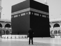 10+ Prompt Gemini AI Ubah Foto jadi di Depan Kabah untuk Pria dan Wanita