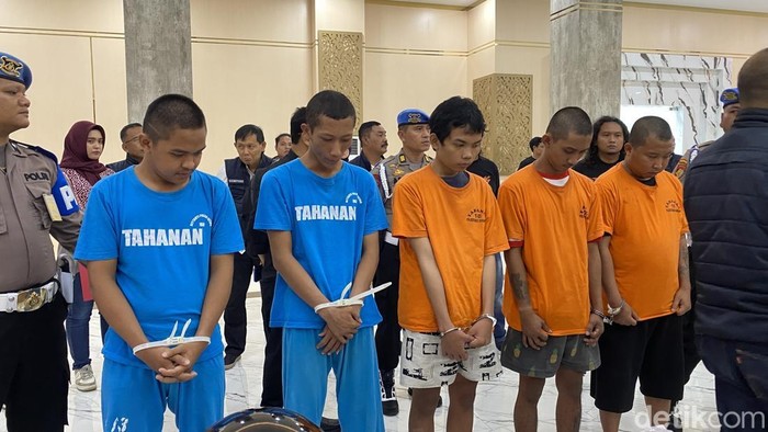 Rilis tujuh tersangka buntut aksi ricuh di Kota Semarang, di Mapolda Jateng, Kecamatan Semarang Selatan, Kota Semarang, Jumat (19/9/2025).
