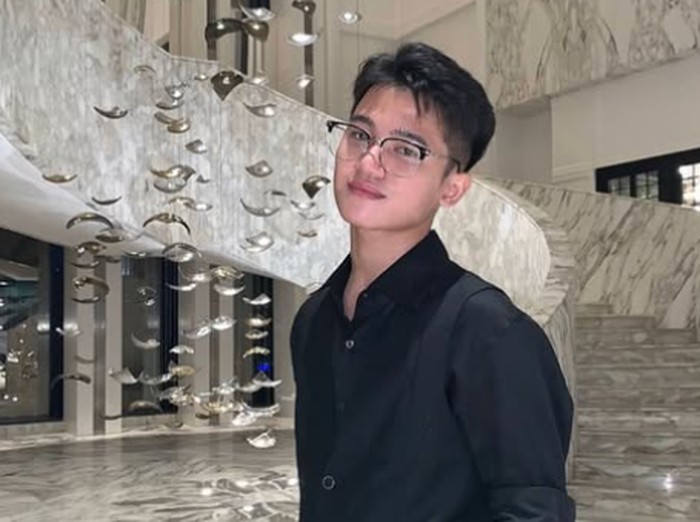 Riezky Kabah Nizar atau yang akrab disapa Rizky Kabah adalah seorang kreator konten (content creator) asal Pontianak, Kalimantan Barat. Berikut ini sederet potretnya.
