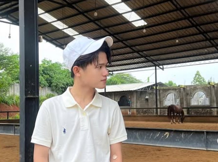 Riezky Kabah Nizar atau yang akrab disapa Rizky Kabah adalah seorang kreator konten (content creator) asal Pontianak, Kalimantan Barat. Berikut ini sederet potretnya.