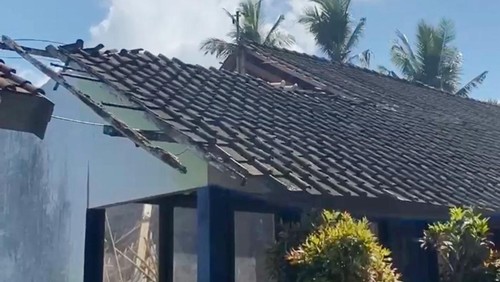 Kondisi atap ruang kelas di SDN 3 Semaya, Lombok Timur, NTB yang ambruk setelah diterjang hujan deras, Jumat (19/9/2025).