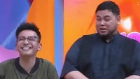 Senyuman Ruben Onsu usai sembuh dan kembali bekerja. Foto: YouTube Trans TV