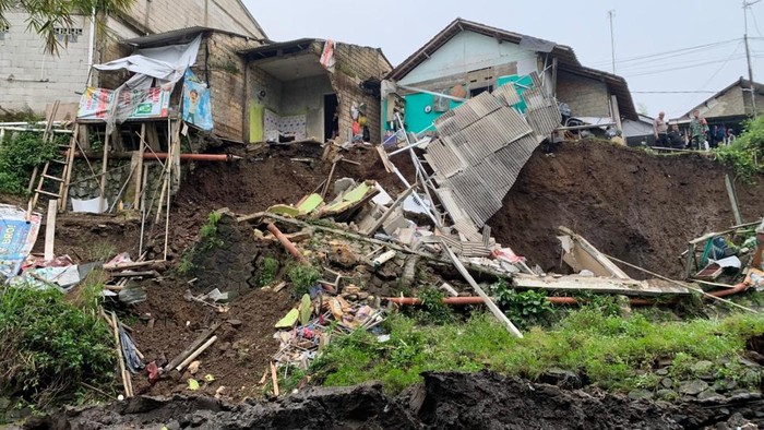 Rumah ambruk terbawa tanah longsor di Margajaya, Bogor.