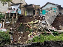 Video: Longsor Terjadi di Dekat Sungai Ciapus Bogor, 3 Rumah Ambruk