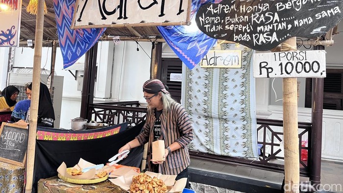 Salah satu penjual kue kontol kejepit (tolpit) atau adrem di Pasar Kangen 2025 di Taman Budaya Yogyakarta (TBY), Gondomanan, Kota Jogja, Kamis (18/9/2025).