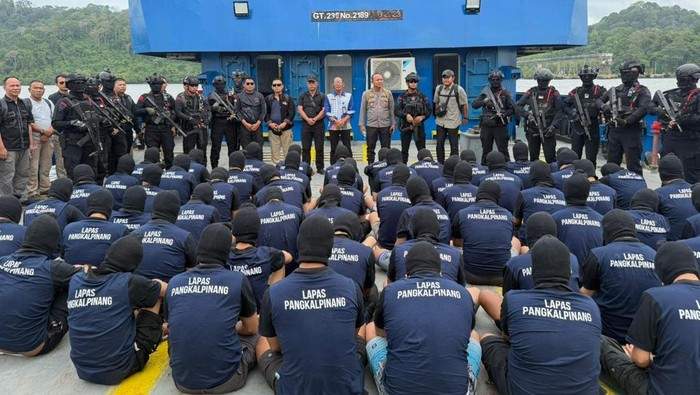 Sebanyak 60 narapidana high risk dari Lapas Pangkal Pinang, Bangka Belitung dipindahkan ke Lapas Super Maximum Security Nusakambangan, Cilacap, Jawa Tengah (Jateng) pada Jumat (19/9/2025).