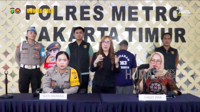 Seorang pria berinisial JP (36) memperkosa keponakannya yang berusia 16 tahun. Pelaku juga merekam pemerkosaan tersebut menggunakan handphone (HP) korban. (dok Polres Jaktim)