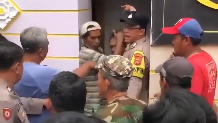 Seorang pria diduga maling di Bogor terciduk saat mau mencuri motor ibu-ibu yang sedang menjemput anaknya. (dok.tangkapan layar media sosial)