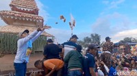 Selesai kirab sekitar pukul 16.00 WIB, 38 gunungan tahu dan hasil bumi dibagikan kepada ribuan pengunjung. Caranya, panitia melemparkan isi gunungan ke para pengunjung yang menunggu di luar pagar.