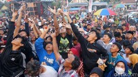 Sedangkan gunungan raksasa langsung diserbu warga. Sehingga festival gerebek tahu ini semakin seru.