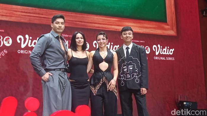 Shaloom Razade dan Valerie Thomas Shaloom Razade dan Valerie Thomas bersama cast lainnya di series Open BO: I Am Campus.