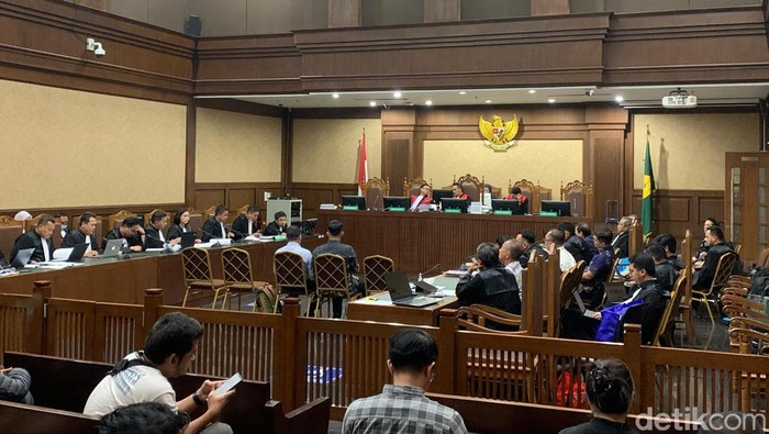 Sidang kasus impor gula