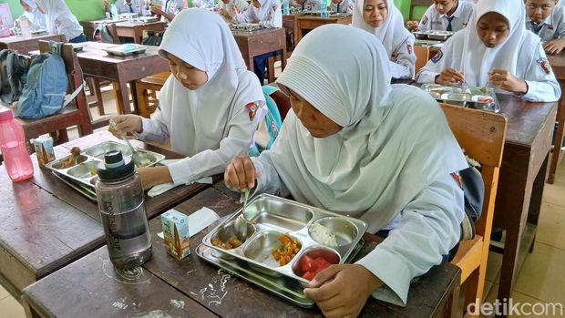 Pembagian Makan Bergizi Gratis (MBG) di salah satu SMP di Blora. Foto diunggah Jumat (19/9/2025).