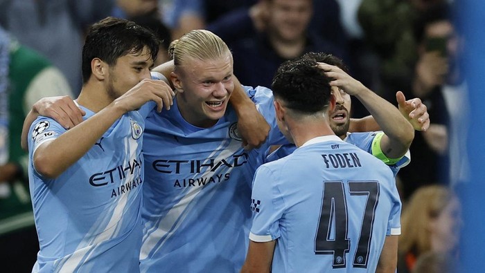 Soccer Football - UEFA Champions League - Manchester City v Napoli - Etihad Stadium, Manchester, Britain - September 18, 2025 Manchester Citys Erling Haaland celebrates scoring their first goal with Manchester Citys Abdukodir Khusanov and Manchester Citys Phil Foden Action Images via Reuters/Jason Cairnduff