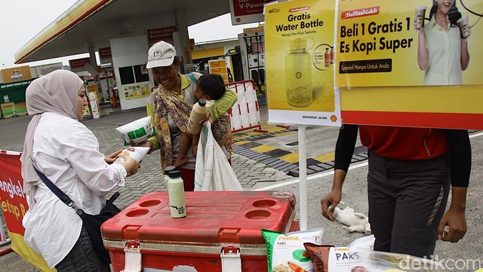 SPBU Shell Bintaro Beralih Jualan Minuman Saat BBM Habis Seorang warga membeli minuman di lapak dadakan SPBU Shell Bintaro, Jakarta Selatan, Jumat (19/9/2025). Penjualan dilakukan karena stok BBM di SPBU tersebut habis.