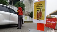 Situasi ini membuat pegawai SPBU mencari cara lain agar tetap ada aktivitas penjualan. Mereka pun menawarkan minuman kemasan dan aneka snack di pinggir jalan.  