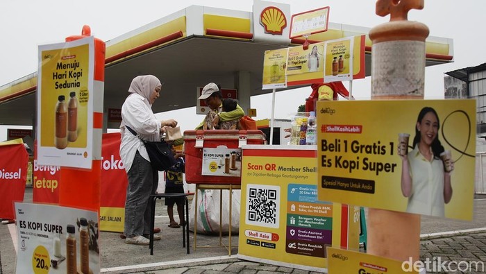 SPBU Shell Bintaro Beralih Jualan Minuman Saat BBM Habis Seorang warga membeli minuman di lapak dadakan SPBU Shell Bintaro, Jakarta Selatan, Jumat (19/9/2025). Penjualan dilakukan karena stok BBM di SPBU tersebut habis.