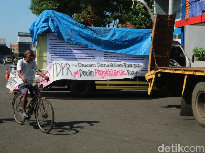 Suasana jelang demo warga di depan Kantor Bupati dan DPRD Pati, Jumat (19/9/2025).
