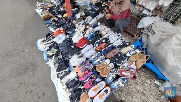 Suasana pasar loak Jembatan Item di Jatinegara, Jakarta Timur tak terlalu ramai pada Jumat (19/9/2025). (CNBC Indonesia/Chandra Dwi Pranata)