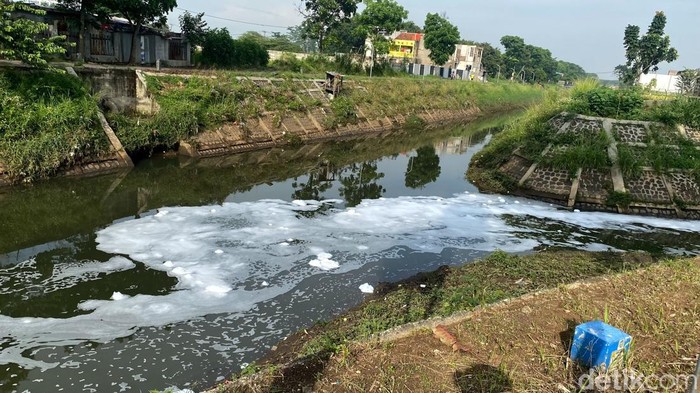 Sungai Cinambo Baru yang berada di dekat Masjid Al Jabbar berbusa.