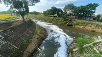 Nantinya busa itu akan bermuara juga ke aliran Sungai Citarum (Foto: Wisma Putra)