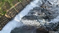 Air yang bercampur busa itu muncul di anak Sungai Cinambo. (Foto: Wisma Putra)