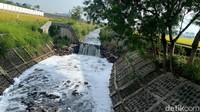 Busa itu muncul setelah aliran air turun dari curug yang ada di aliran sungai. (Foto: Wisma Putra)