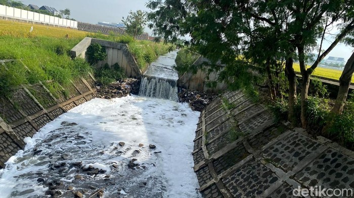 Sungai Cinambo Baru yang berada di dekat Masjid Al Jabbar berbusa.