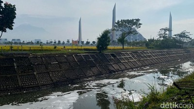 Hiii...Jijik! Aliran Sungai Dekat Masjid Al Jabbar Berbusa