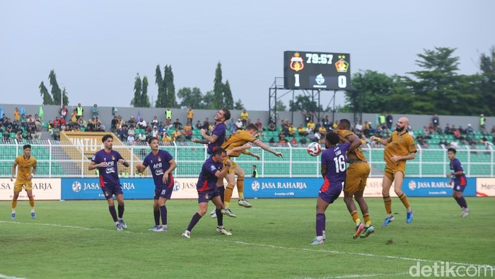 Pemain Bhayangkara FC berebut bola dengan pemain Persik Kediri
