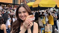 Walaupun sekadar pergi ke Singapore, Syifa Hadju tak melewatkan momen kulinerannya. Es potong gerobakan yang ikonik tak pernah dilupakan Syifa Hadju untuk dicicipi. Foto: Instagram/syifahadju