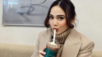 Syifa Hadju yang merupakan seorang Kpopers juga beberapa kali mengunjungi Korea Selatan. Di sana ia tak lupa mampir ke kafe yang populer. Foto: Instagram/syifahadju