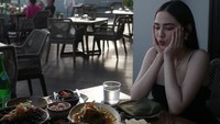 Syifa Hadju juga tak jarang bepergian di waktu luangnya. Sebelum memulai kegiatan, ia paling senang menyantap sarapan di hotel tempat menginap. Foto: Instagram/syifahadju